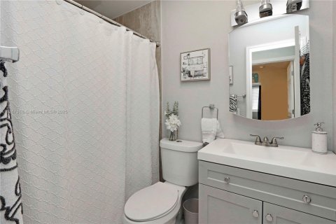 House in Miami Gardens, Florida 4 bedrooms, 131.83 sq.m. № 1691131 - photo 9
