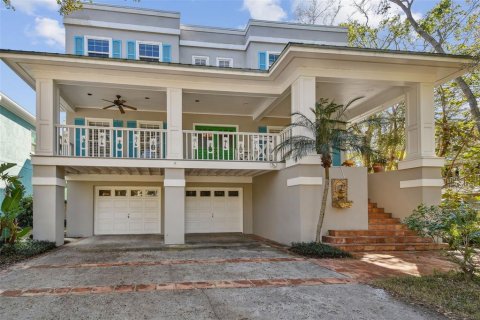 House in Tampa, Florida 6 bedrooms, 408.03 sq.m. № 1732929 - photo 1