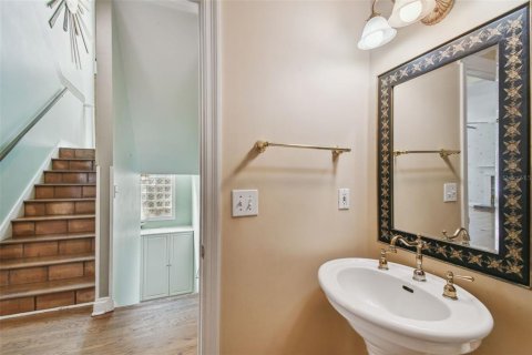 House in Tampa, Florida 6 bedrooms, 408.03 sq.m. № 1732929 - photo 18