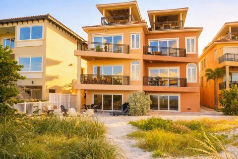 Villa ou maison à vendre à Redington Shores, Floride: 4 chambres, 321.07 m2 № 2389344 - photo 2