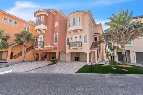 Villa ou maison à Redington Shores, Floride 4 chambres, 321.07 m2 № 2389344