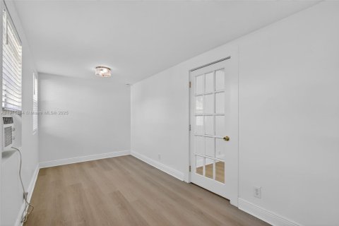 Casa en alquiler en Lake Worth, Florida, 2 dormitorios, 63.17 m2 № 1972138 - foto 5