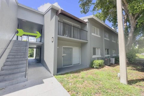 Снять в аренду кондоминиум в Уэст-Палм-Бич, Флорида 2 спальни, 65.77м2, № 1967341 - фото 1