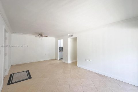 Снять в аренду кондоминиум в Уэст-Палм-Бич, Флорида 2 спальни, 65.77м2, № 1967341 - фото 4