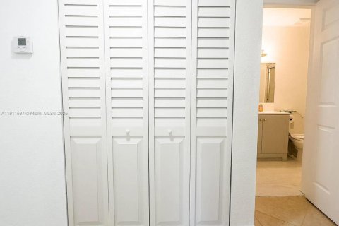 Снять в аренду кондоминиум в Уэст-Палм-Бич, Флорида 2 спальни, 65.77м2, № 1967341 - фото 14