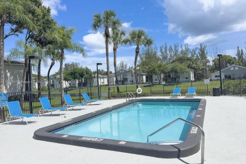 Снять в аренду кондоминиум в Уэст-Палм-Бич, Флорида 2 спальни, 65.77м2, № 1967341 - фото 25