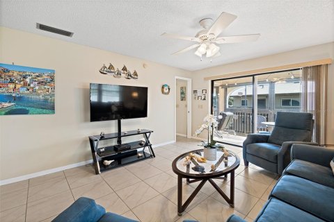 Condo in Cape Canaveral, Florida, 2 bedrooms  № 1911536 - photo 8