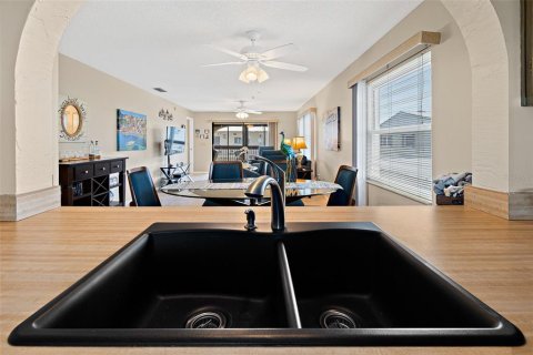 Condo in Cape Canaveral, Florida, 2 bedrooms  № 1911536 - photo 10