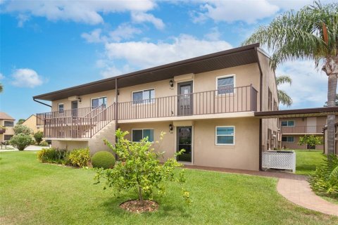 Condo in Cape Canaveral, Florida, 2 bedrooms  № 1911536 - photo 1