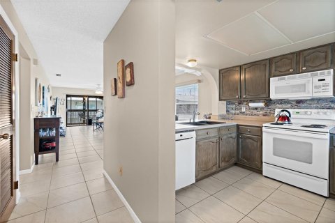 Condo in Cape Canaveral, Florida, 2 bedrooms  № 1911536 - photo 18