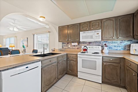 Condo in Cape Canaveral, Florida, 2 bedrooms  № 1911536 - photo 4