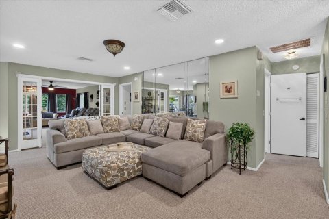House in Port Richey, Florida 2 bedrooms, 143.35 sq.m. № 2198538 - photo 4