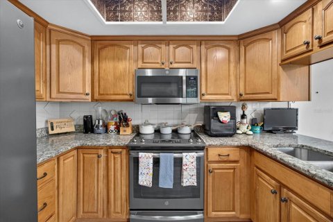 House in Port Richey, Florida 2 bedrooms, 143.35 sq.m. № 2198538 - photo 20