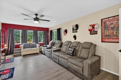 House in Port Richey, Florida 2 bedrooms, 143.35 sq.m. № 2198538 - photo 5
