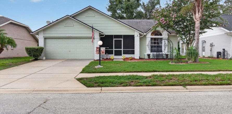 House in Port Richey, Florida 2 bedrooms, 143.35 sq.m. № 2198538