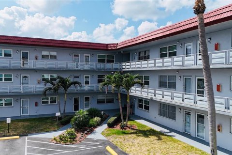 Condo in Saint Petersburg, Florida, 1 bedroom  № 1657836 - photo 1