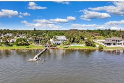 House in Palm Bay, Florida 4 bedrooms, 278.15 sq.m. № 1613887 - photo 2