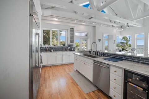 House in Palm Bay, Florida 4 bedrooms, 278.15 sq.m. № 1613887 - photo 6