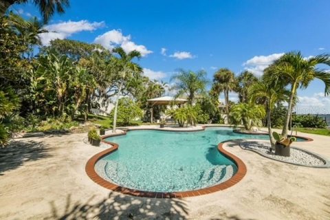 House in Palm Bay, Florida 4 bedrooms, 278.15 sq.m. № 1613887 - photo 25