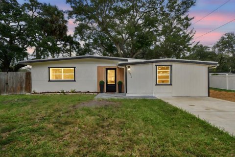 Casa en venta en New Port Richey, Florida, 4 dormitorios, 121.52 m2 № 1900330 - foto 1