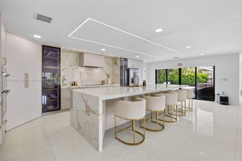 House in Hollywood, Florida 4 bedrooms, 248.61 sq.m. № 1955281 - photo 9