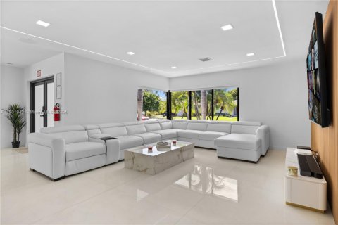 House in Hollywood, Florida 4 bedrooms, 248.61 sq.m. № 1955281 - photo 4