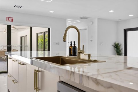 House in Hollywood, Florida 4 bedrooms, 248.61 sq.m. № 1955281 - photo 21