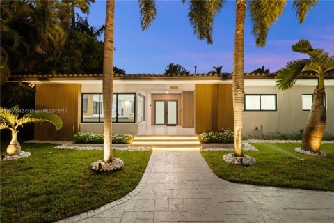 House in Hollywood, Florida 4 bedrooms, 248.61 sq.m. № 1955281 - photo 3
