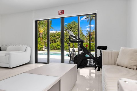 House in Hollywood, Florida 4 bedrooms, 248.61 sq.m. № 1955281 - photo 23