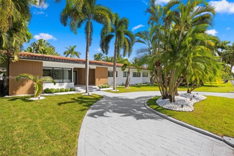 House in Hollywood, Florida 4 bedrooms, 248.61 sq.m. № 1955281 - photo 1