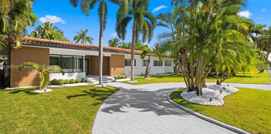 House in Hollywood, Florida 4 bedrooms, 248.61 sq.m. № 1955281