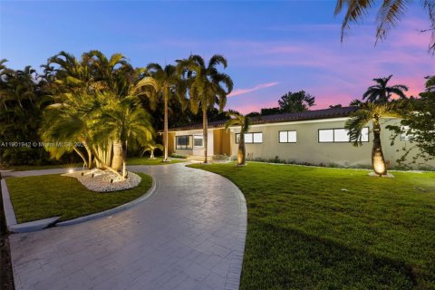 House in Hollywood, Florida 4 bedrooms, 248.61 sq.m. № 1955281 - photo 2