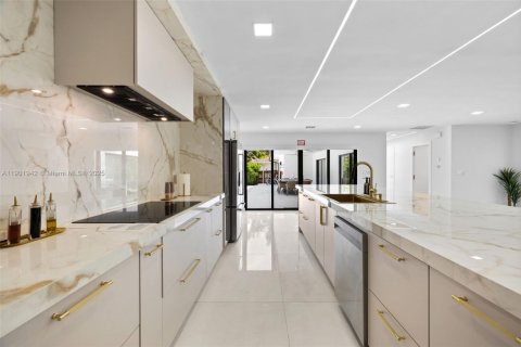 House in Hollywood, Florida 4 bedrooms, 248.61 sq.m. № 1955281 - photo 11