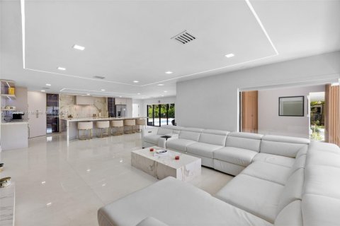 House in Hollywood, Florida 4 bedrooms, 248.61 sq.m. № 1955281 - photo 7