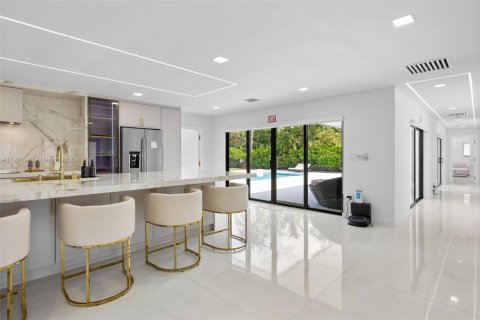 House in Hollywood, Florida 4 bedrooms, 248.61 sq.m. № 1955281 - photo 10