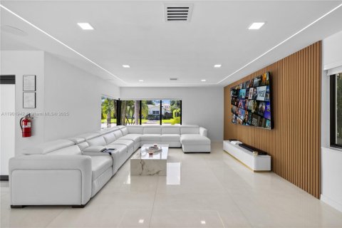House in Hollywood, Florida 4 bedrooms, 248.61 sq.m. № 1955281 - photo 5