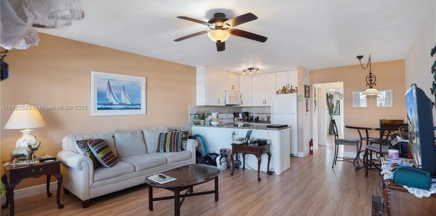 Condo in Hallandale Beach, Florida, 1 bedroom  № 1978063