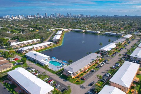 Condo in Hallandale Beach, Florida, 1 bedroom  № 1978063 - photo 17