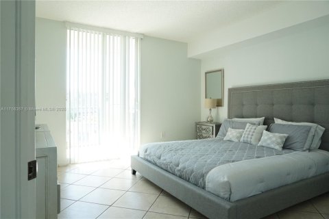 Condo in Sunny Isles Beach, Florida, 2 bedrooms  № 1860202 - photo 9