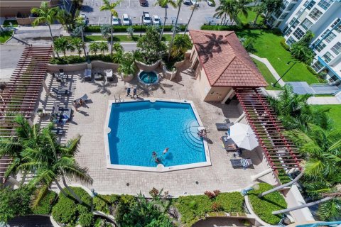Condo in Sunny Isles Beach, Florida, 2 bedrooms  № 1860202 - photo 24