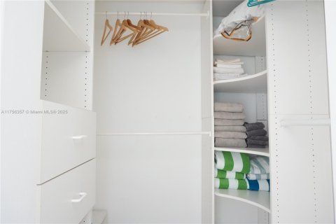 Condo in Sunny Isles Beach, Florida, 2 bedrooms  № 1860202 - photo 16