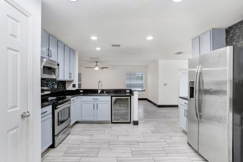 House in Gibsonton, Florida 3 bedrooms, 269.79 sq.m. № 1804975 - photo 9