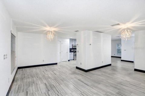 House in Gibsonton, Florida 3 bedrooms, 269.79 sq.m. № 1804975 - photo 4