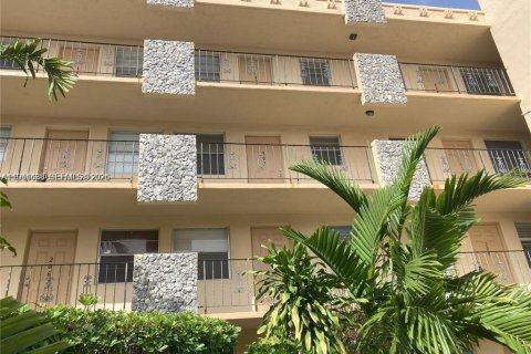 Condo in Hollywood, Florida, 1 bedroom  № 2001740 - photo 10