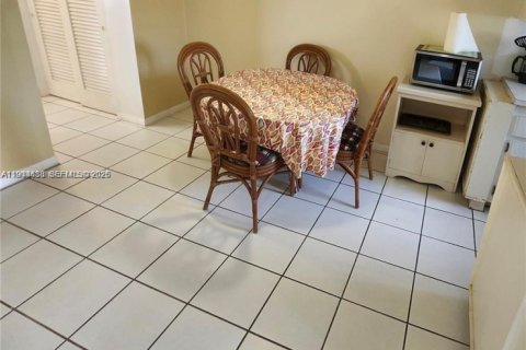 Condo in Hollywood, Florida, 1 bedroom  № 2001740 - photo 6