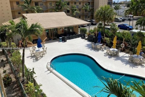 Condo in Hollywood, Florida, 1 bedroom  № 2001740 - photo 4