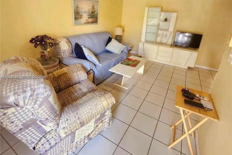 Condo in Hollywood, Florida, 1 bedroom  № 2001740 - photo 5