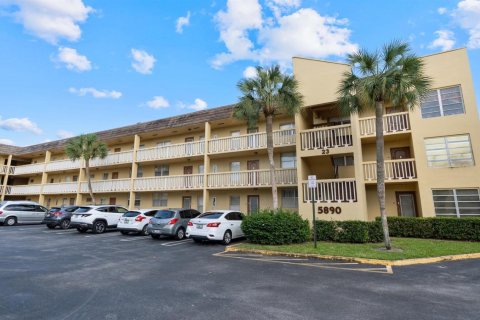 Condominio en Tamarac, Florida, 1 dormitorio  № 2189230