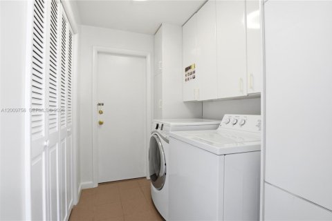 Condo in Key Biscayne, Florida, 3 bedrooms  № 2145697 - photo 21