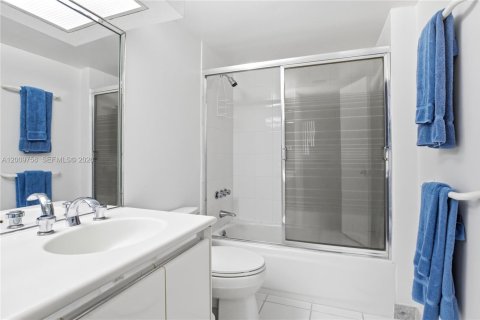 Condo in Key Biscayne, Florida, 3 bedrooms  № 2145697 - photo 13